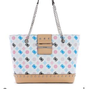 Beautiful Guess bag.